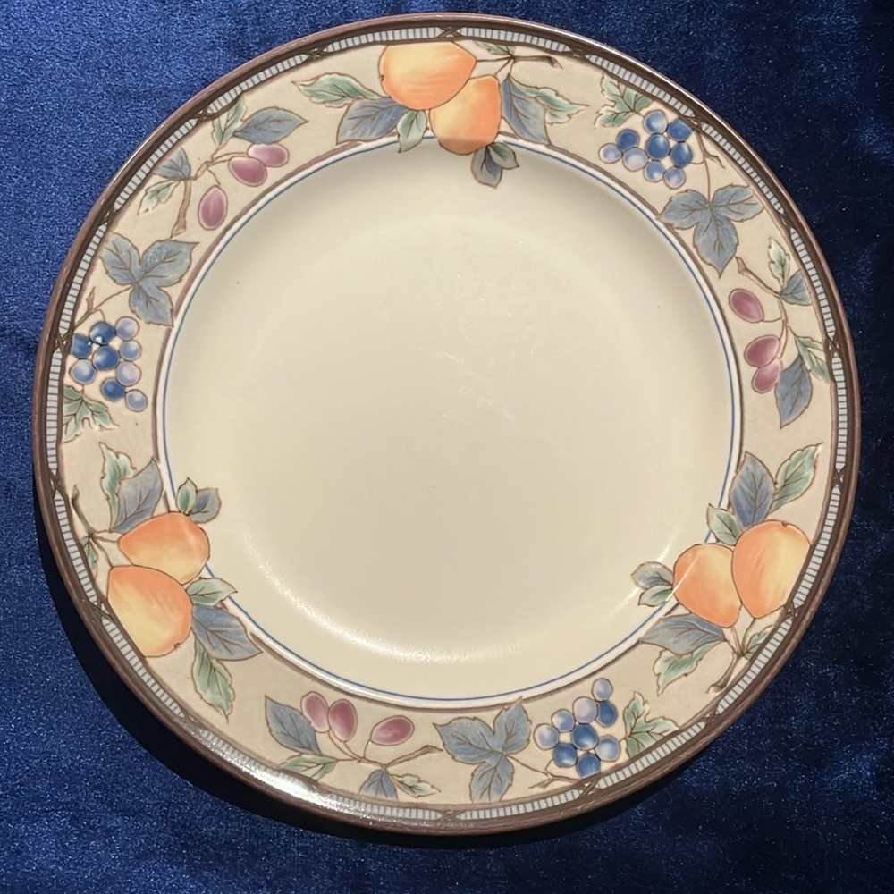 Mikasa Intaglio Garden Harvest 8 1/2" Lunch Plate